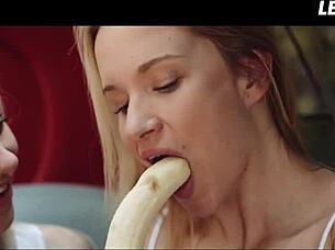 Cewek Bruno Seksi Lesbi Mesra di Kursi Belakang Mobil, Erangan Orgi Eropa Luar Ruangan