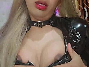 Rica ladyboy transz lazán maszturbál lassú simításokkal intenzív élvezetig