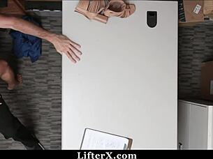 Polis fångar 18+ inbrottstjej i garage dominerar med hårt doggystyle utan polisanmälan