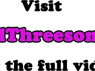 Lesbica seducente 18+ si fa sfondare con strap-on in trio hot