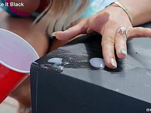 Wow fantasi kolam interracial Ana Foxxx dikongkek keras cuti kehamilan bahagian 2