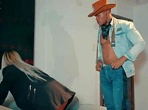 Miks tää pieni 18+ latina ottaa isoa mustaa kyrpää halloweenin kovaan mustavalkoiseen panoon?