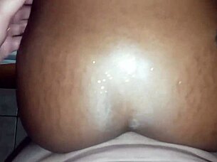 Homem fode a garota desconhecida na noite de carnaval