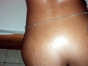 Homem fode a garota desconhecida na noite de carnaval