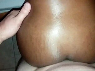 Homem fode a garota desconhecida na noite de carnaval