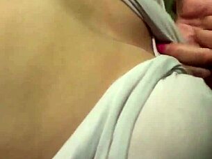 Tetona le rebotan mientras se lo meten en conce