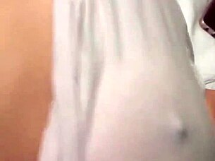 Tetona le rebotan mientras se lo meten en conce