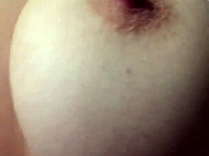 Tetona le rebotan mientras se lo meten en conce