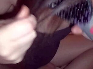 Plaha punca pokaže bradavice v downblouse-u medtem ko je v kurcu