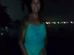 casada se exibe pra motorista de aplicativo voyer e acaba fudendo com seus amigos em rua movimentada