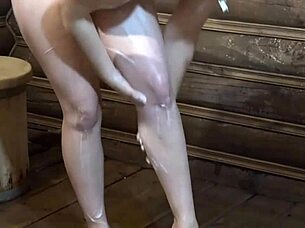 A russian teen tries anal with a bottle in the bath, homemade fun.