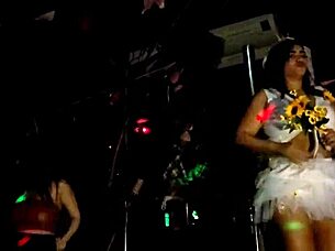 Naughty caipirinhas tančí intenzivně na tyči ve swingovém domě