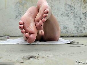 Beautiful oiled feet sunbaking 😍