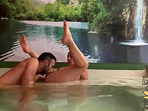 me follo a una desconocida en el jacuzzi con big cock