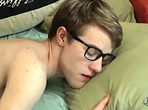 beautiful twinks share cumshot together