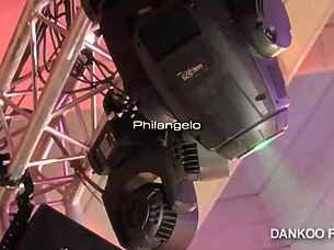 I am gay and love exhibitionism, hoping for something handsome to happen