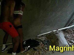 putaria rolando na casa abandonada na favela com magrinha