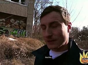 Βλέπω τη σκύλα τη Lullu Gun να πίνει μεγάλα πούτσα σε διαφυλετικό τρίο έξω