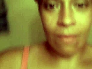 מתקרב לשדיים גדולים יפים, מלקק כוס, מצלם פטמות ורודות בחזייה משפשף