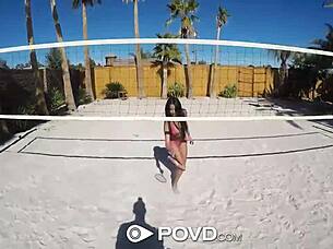 Masaža badminton v vrtu vodi do analnega jebanja z Anissa Kate?