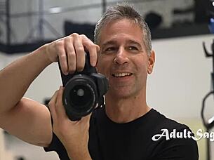 Photographer fucks babe's ass while worshiping her feet in fetish scene