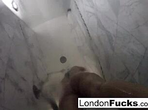London Keyes se udă masturbându-se