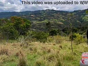 Латински аматьорки се мастурбират и правят страстен навън лесбийски секс