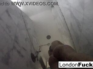 Лондон Кейс мастурбирует и становится мокрой