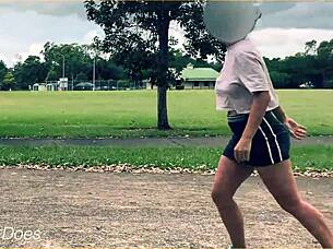 브라 없는 MILF가 짧은 치마에 노팬티로 농구하며 전시증 즐겨요!