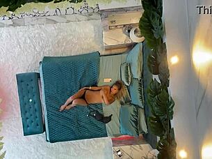 مونيكا فوكس عارية على السرير بصدر مثقوب 😍