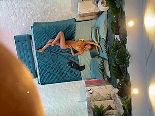 Monika Fox berpose telanjang di atas katil dengan puting berlubang 😍