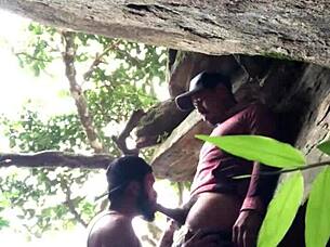 Bareback gaysex på stranden med monsterkukar