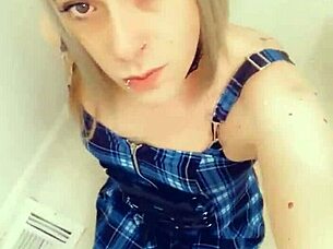 Gorgeous Tranny Sucks Clitty!