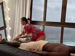 massagista asiatica faz massagem relaxante em negro dotado que nao resistiu e gozou dentro da buceta da latina gostosa - lina nakamura