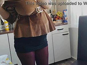 สาวร้อนก้นสวยใส่ถุงน่อง 18+ 18+ ถอดเสื้อที่หน้าต่าง และเล่นควย