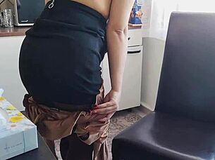 Vruća guza u najlonkama tinejdžerka 18+ striptiz na prozoru i igra sa kurcem.