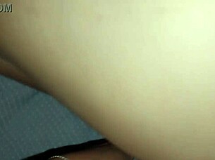 Mi Vecina Hermosa De 19 Me Modela En Bragas Y Me Invita A Follar Su Jugoso Co�o