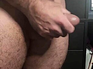 Bodybuilder measures his cock to debunk small dick myth