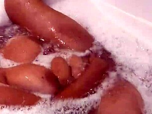 Guarda come lo muovo bene nella jacuzzi, vieni papà, divertiamoci.