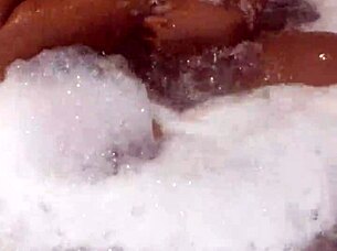 Look how nice I move it in the jacuzzi, come daddy, let's have fun.