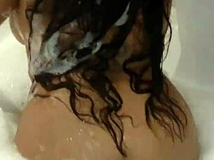 Uite cum o mișc frumos în jacuzzi, vino tati, să ne distrăm