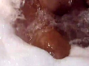 Uite cum o mișc frumos în jacuzzi, vino tati, să ne distrăm