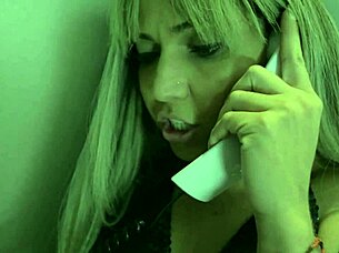 loira puta chama porteiro para chupar sua buceta