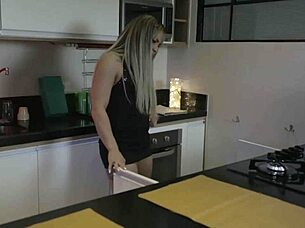 loira puta chama porteiro para chupar sua buceta