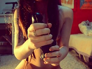 privesc adolescenta micuță 18+ călărind dildo cu plug în cur