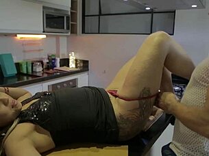 loira puta chama porteiro para chupar sua buceta