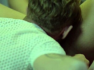 loira puta chama porteiro para chupar sua buceta