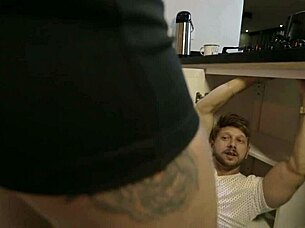 loira puta chama porteiro para chupar sua buceta