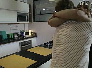 loira puta chama porteiro para chupar sua buceta