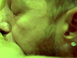 loira puta chama porteiro para chupar sua buceta